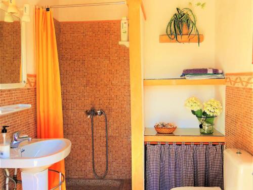 サン・リョレンツ・デス・カルダサルにあるCan jeroniのバスルーム(シャワー、シンク付)