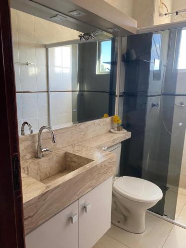 een badkamer met een wastafel en een toilet bij Apartamento Day in Cuiabá