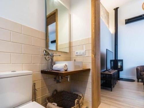 La salle de bains est pourvue d'un lavabo, d'un miroir et de toilettes. dans l'établissement Can montis, à Palma de Majorque