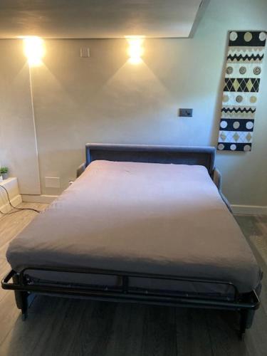 Un pat sau paturi într-o cameră la Charming Castagnola