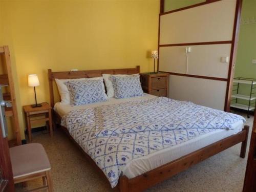 1 dormitorio con 1 cama grande con sábanas azules y blancas en Can Tassi, en Porto Cristo