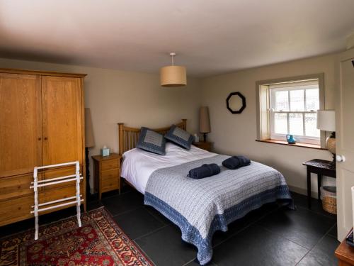 - une chambre avec un lit et une fenêtre dans l'établissement Rosecott, à St Ives