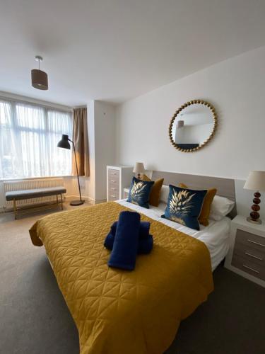 um quarto com uma cama grande e almofadas azuis em The Queen’s apartments em Londres