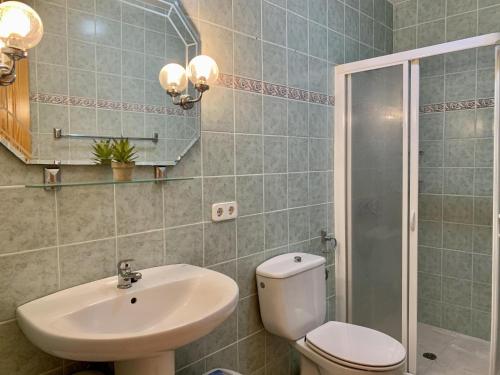 W łazience znajduje się toaleta, umywalka i prysznic. w obiekcie Casa Dorotea w mieście Son Serra de Marina