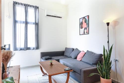 Sunny Levinsky Apt w/ Balcony
