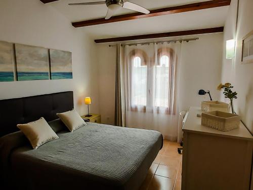 Un pat sau paturi într-o cameră la Casa Josemar - Casa con piscina junto a la playa en Cala Romántica