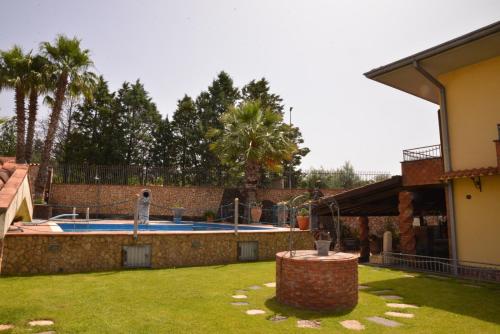 a yard with a swimming pool in a house at Victoria House in Mascalucia
