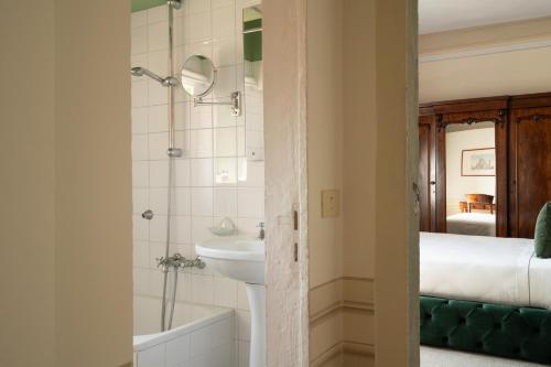 Un baño de Loggiato Dei Serviti