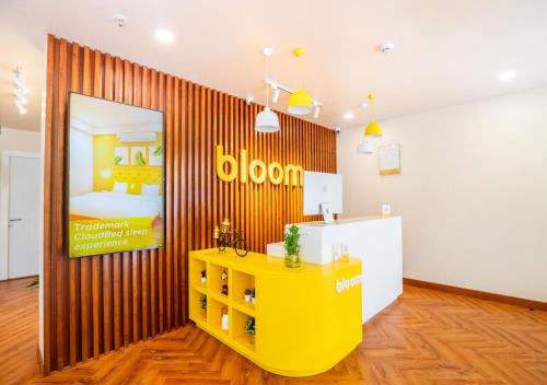 Una habitación con una mesa amarilla y una cama en Bloom Hotel - HSR Layout Sec 6, en Bangalore