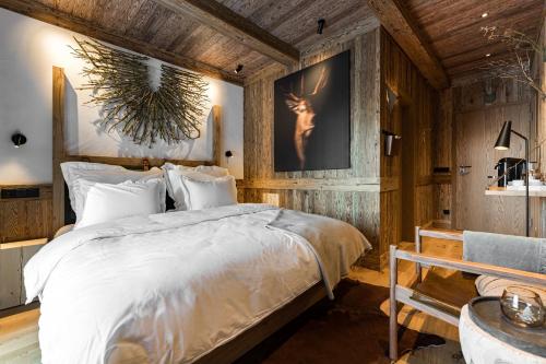 una camera con un grande letto in una stanza con pareti in legno di Nový pokoj Hotelu Emerich a Pec pod Sněžkou