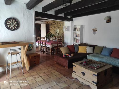 a living room with a couch and a table at Belle maison provençale in Castellane