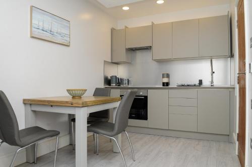 Luxury 5 Star apartments, Parking, Garden, near Metro Stations 10 ...