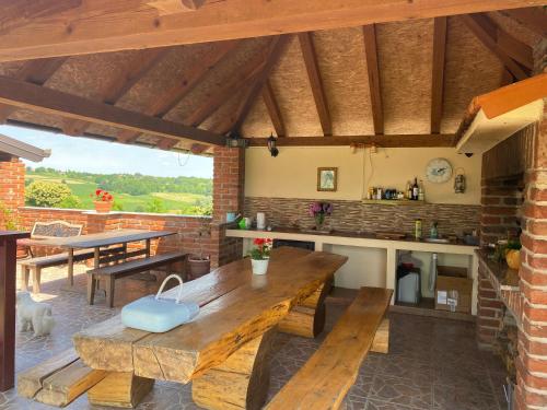 MaglenčaにあるLa vita e bellaのキッチン(大きな木製テーブル付)