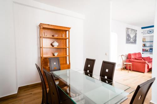 een eetkamer met een glazen tafel en stoelen bij Casa Mox en la Sierra de las Nieves, Paraíso del Senderismo in Yunquera