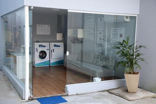 a laundry room with a washer and a washing machine at ibis budget Maceió Pajuçara in Maceió