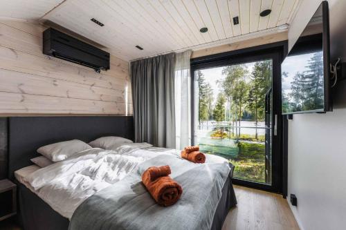 sypialnia z łóżkiem z dwoma ręcznikami w obiekcie PihlasResort w mieście Joroinen