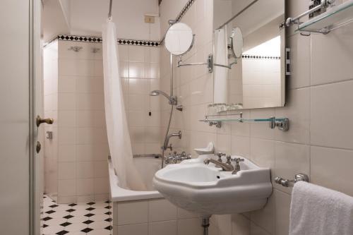 Un baño de Loggiato Dei Serviti