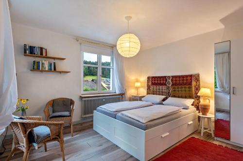 um quarto com uma cama e uma janela em Appartement Waldhorn em Badenweiler
