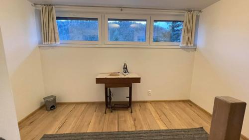 an empty room with a desk and a window at Ubytovanie v Lihôtke in Oravský Podzámok
