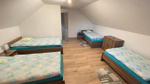 a room with three beds in a room at Ubytovanie v Lihôtke in Oravský Podzámok