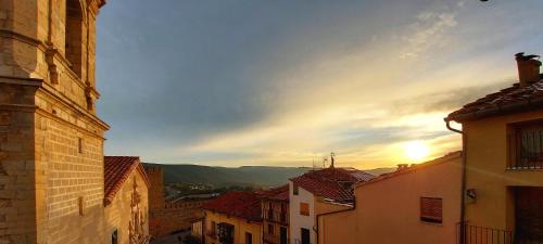 vistas a una ciudad con edificios y a la puesta de sol en Céntrico dúplex con vistas, en Morella, en Morella