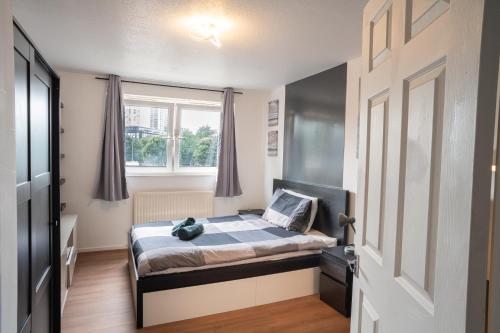 ロンドンにあるOlympic apartment - Stratfordのベッドと窓のある寝室