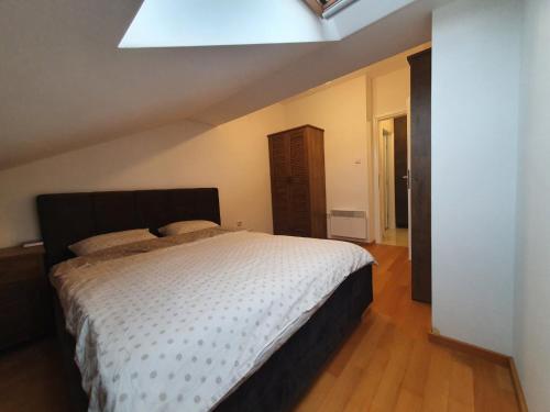 Ένα ή περισσότερα κρεβάτια σε δωμάτιο στο Apartman RedBrick