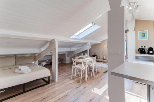 une chambre avec un lit et une table dans une pièce dans l'établissement LOVELY STUDIO - Port de Nice, à Nice