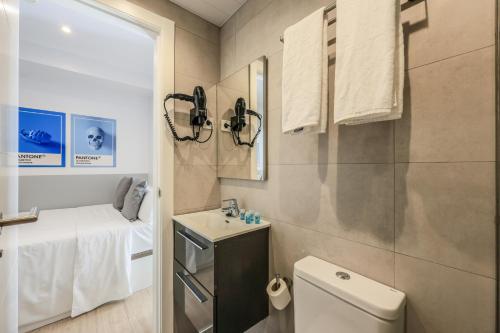 Baño pequeño con lavabo y aseo en AmazINN Places Blasco de Garay 102, en Madrid