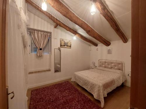- une chambre avec un lit et une fenêtre dans l'établissement La Quibla de Abuhan, à Caudé