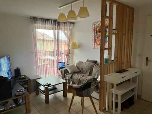 Résidence Claire Rive في Prayssac: غرفة معيشة مع أريكة وطاولة