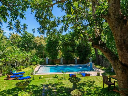 Bazén v ubytování Villa Lyvie ayurvedic hotel nebo v jeho okolí