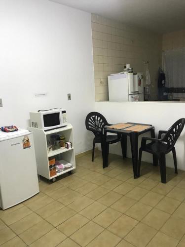 Una cocina o zona de cocina en Quarto Aconchegante com banheiro compartilhado