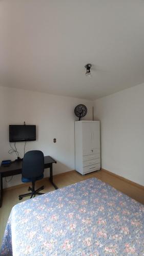 Cama o camas de una habitación en Quarto Aconchegante com banheiro compartilhado