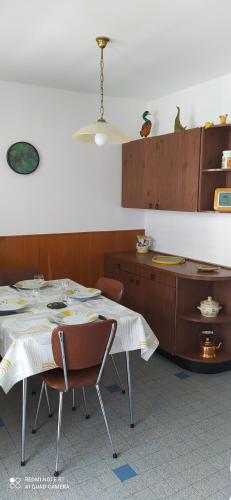 uma sala de jantar com uma mesa com cadeiras e um armário em Le Jeandrée em Annecy