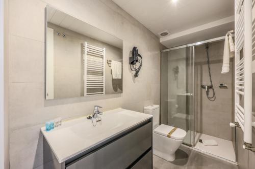 y baño con lavabo, aseo y ducha. en AmazINN Places Blasco de Garay 105, en Madrid