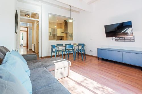 Bright 2BR in Clot Desk Fiber Wi-Fi