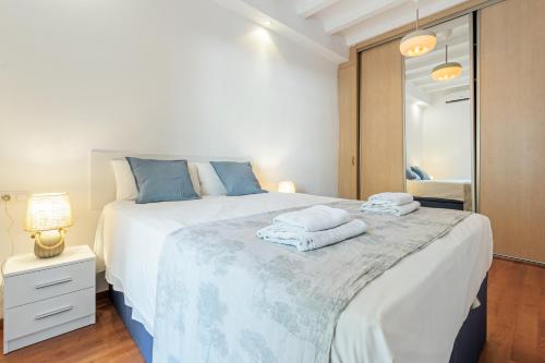 Bright 2BR in Clot Desk Fiber Wi-Fi