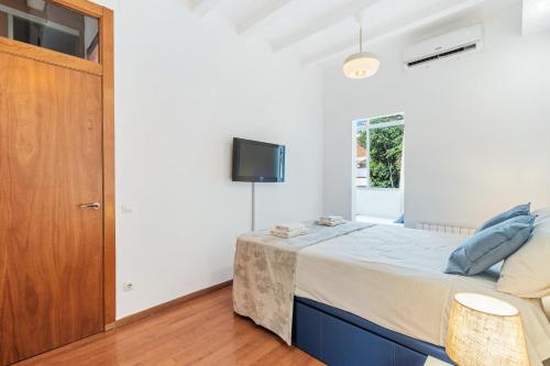 Bright 2BR in Clot Desk Fiber Wi-Fi