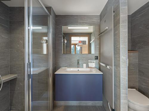 bagno con lavandino e servizi igienici di Appartement Megève, 3 pièces, 6 personnes - FR-1-569-41 a Megève