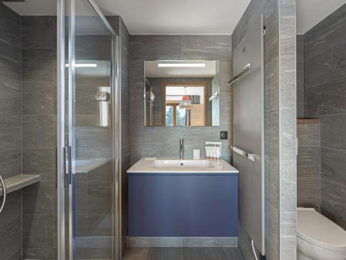 une salle de bain avec un lavabo et des toilettes dans l'établissement Appartement neuf avec sauna, hammam et salle de sport - FR-1-569-41, à Megève