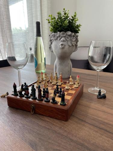 een schaakbord op een tafel met twee wijnglazen bij Uliveto in Bastia Umbra