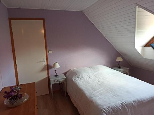 1 dormitorio con cama blanca y ventana en Maison proche centre équestre et forêt avec jardin, en Le Touquet-Paris-Plage