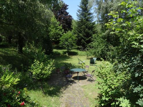 uma mesa de piquenique e cadeiras num jardim em Landhof Ott em Wolfsgraben