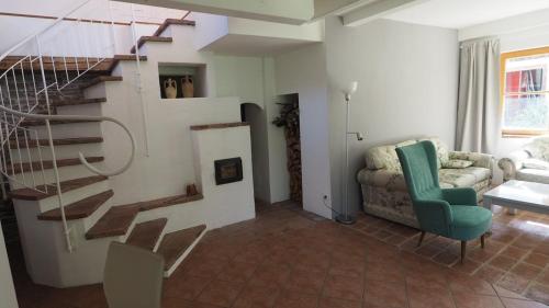 ein Wohnzimmer mit einer Treppe und einer Couch in der Unterkunft Landhof Ott in Wolfsgraben