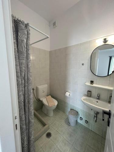 A bathroom at Zefyros Studios