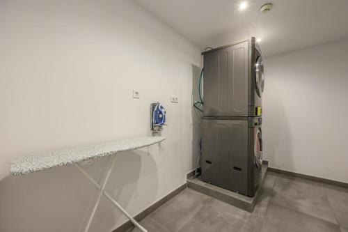una nevera pequeña en una habitación blanca con encimera en AmazINN Places Blasco de Garay 113, en Madrid