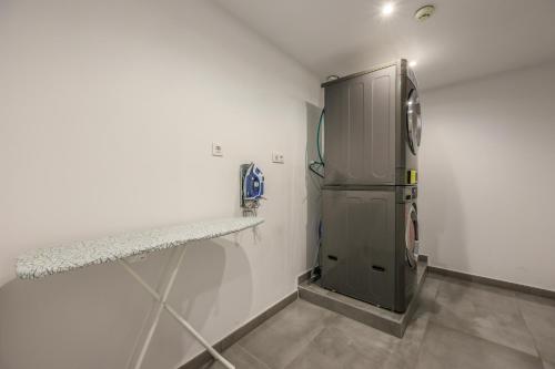 małą lodówkę w białym pokoju z blatem w obiekcie AmazINN Places Blasco de Garay 113 w Madrycie