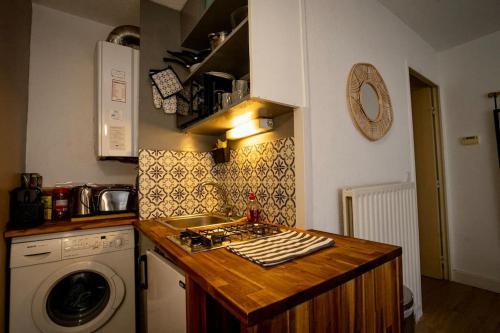 une cuisine avec un évier et une machine à laver dans l'établissement Appartement à Santa Lucia Vue Mer, à Saint-Raphaël