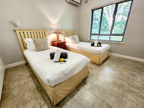 1 dormitorio con 2 camas y ventana en Villa A23 - Selborne Golf Estate en Pennington